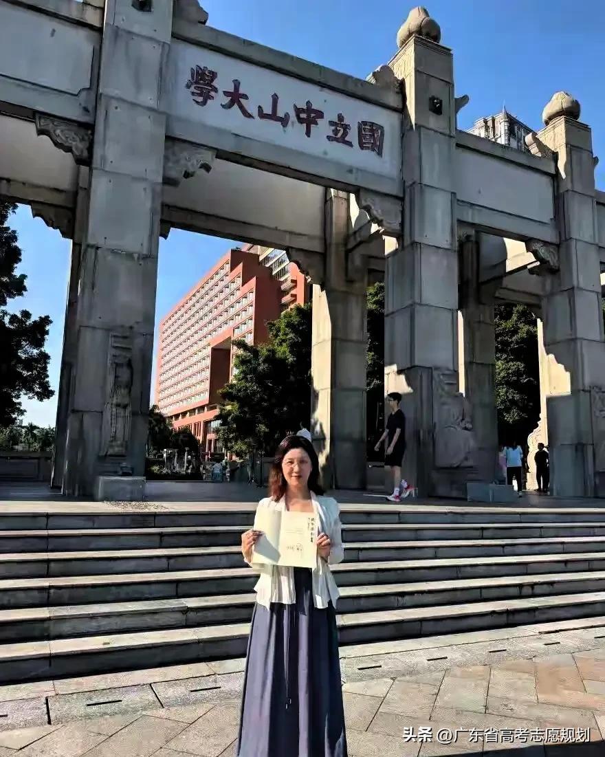 56岁退休大姐李伟欣，考入母校中山大学非全日制数字经济学硕士研究生，学费7600