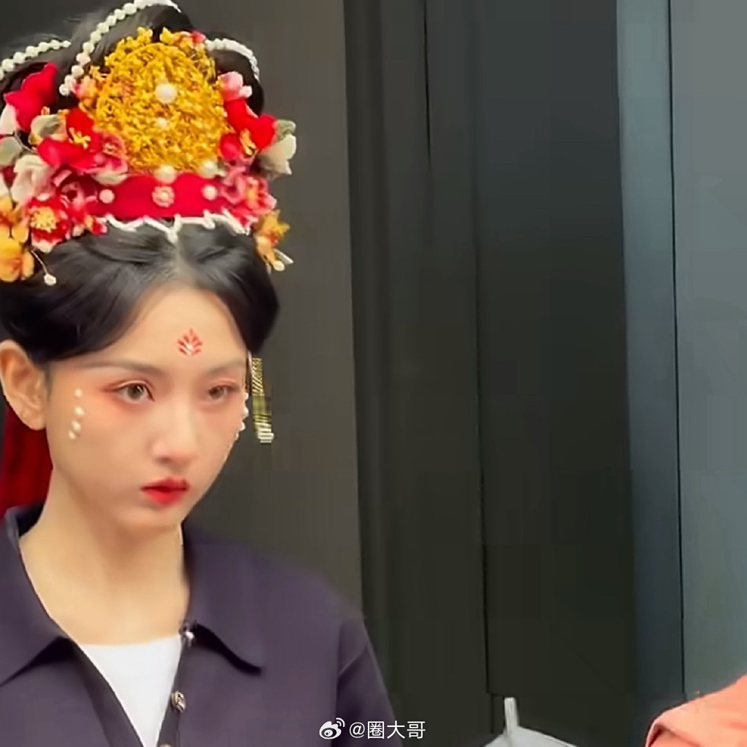 宋祖儿司宫令大婚出妆 宋祖儿在电视剧《司宫令》的新路透来了，宋祖儿饰演的女主吴蒖