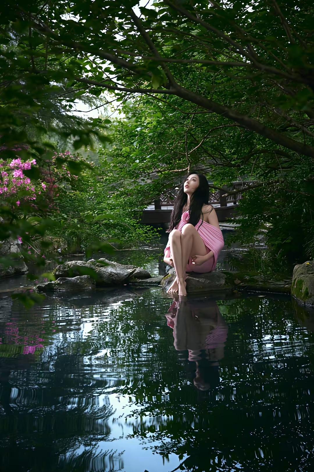 秋风醉了
——给一个来到世间的女人的生日礼
​​[心]
在秋天
银杏叶变金色了