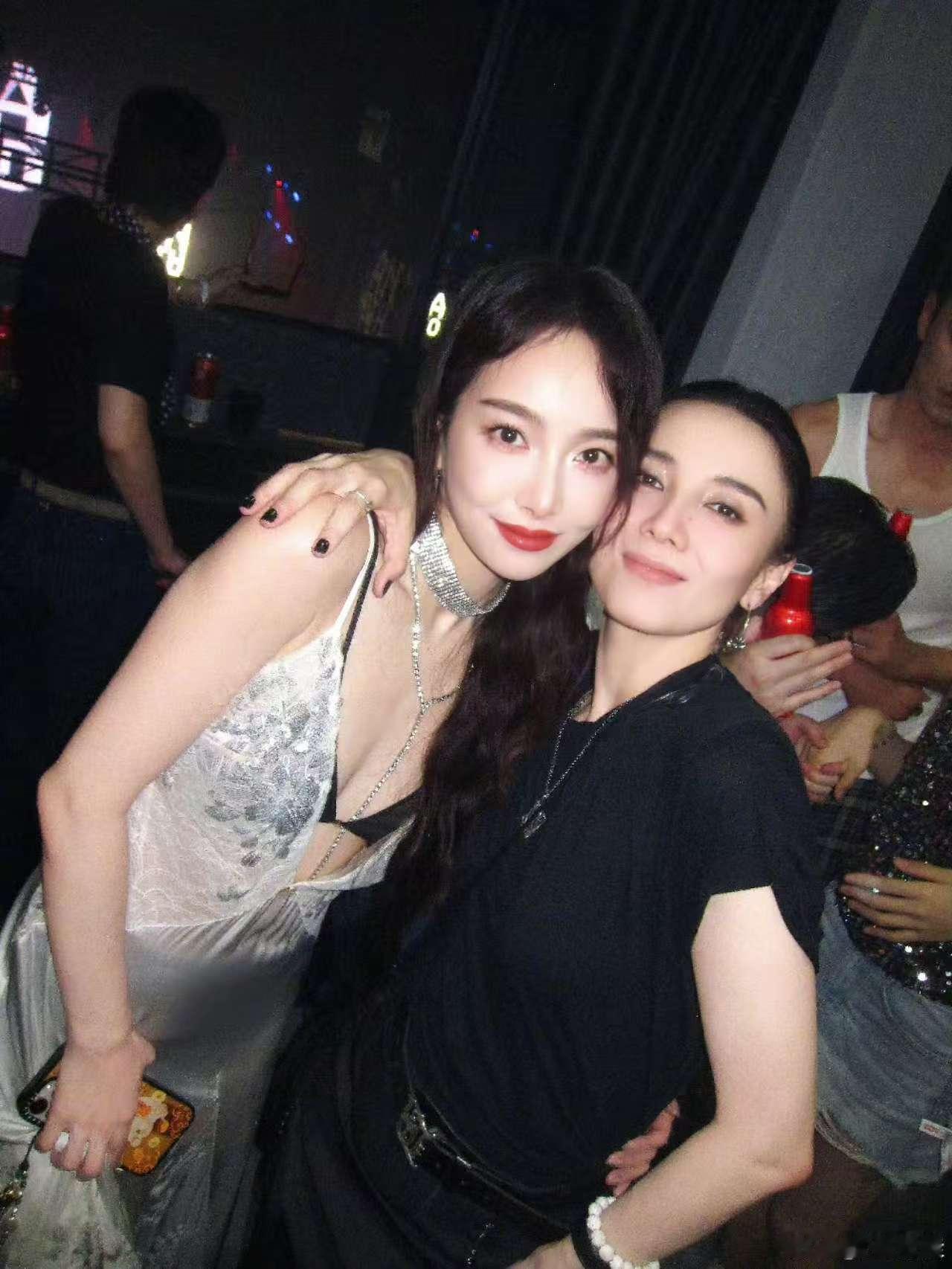 宋佳都是鲜活热烈可爱有趣的人儿宋佳晒活动合照宋佳晒活动合照，美美，[憧憬][憧憬