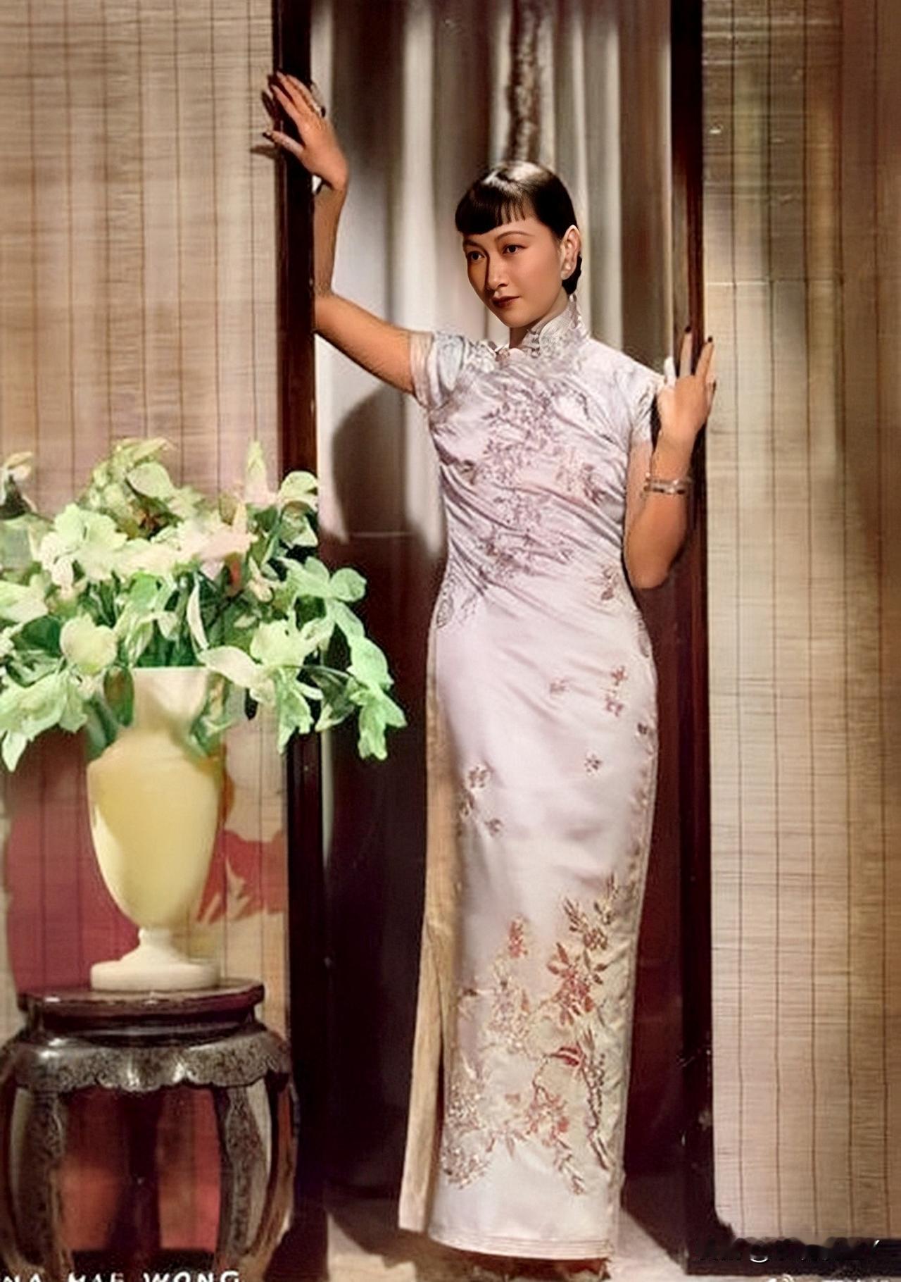 都说黄柳霜年轻时美得无与伦比，这是她年轻时身着旗袍拍的一张留影老照片。这便黄柳霜