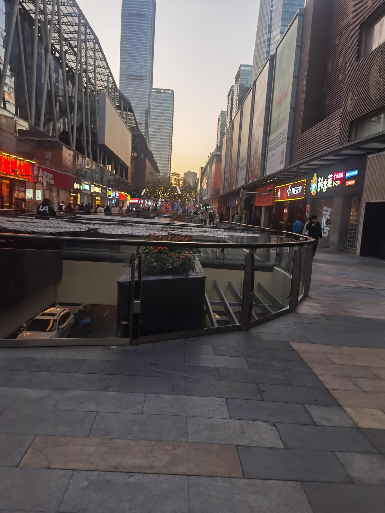 究竟哪一种情况更焦虑？

和朋友聊天。
朋友说她时常焦虑，有时夜不能寐。
我说焦