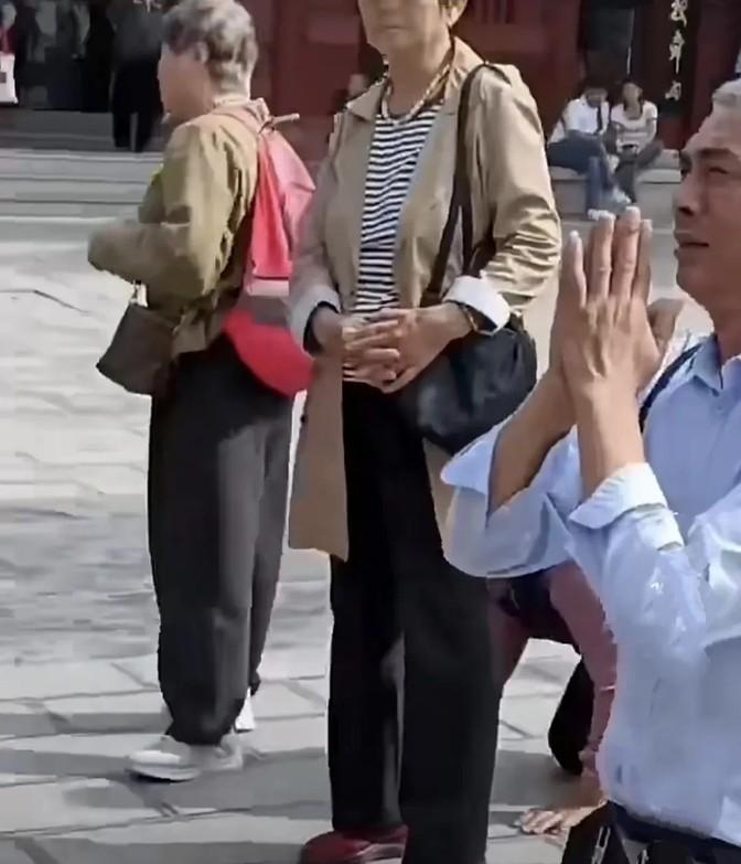 最近，包公祠那儿挺热闹，好多人都去给包青天上香。但是吧，人家景区保安可不让游客跪
