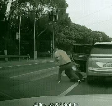 最瞧不起打女人的男士了。
生理结构不一样，你多大的力气啊……把媳妇往死里踹……