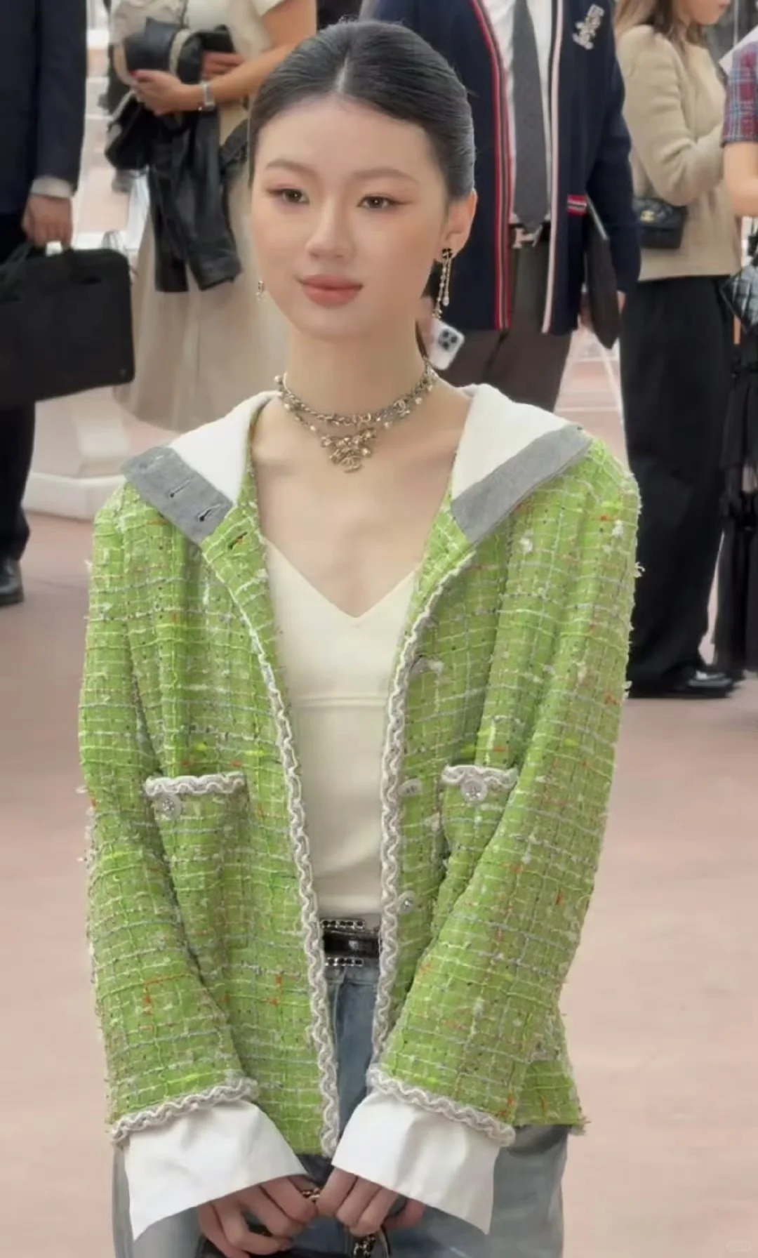 亮相巴黎大皇宫的单依纯，首次香奈儿看秀