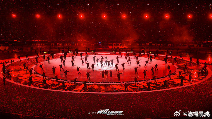 一个字概括张杰演唱会蹦迪环节 机器人伴舞科技感爆棚，真人演员伴舞热情似火，张杰打