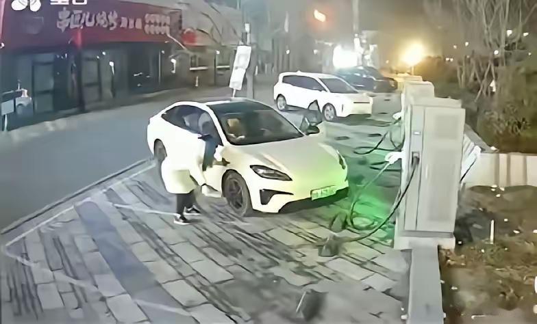 充完电把枪往地上一扔，还专门开车碾过去，我是真想不通这得是什么心理？

某充电站