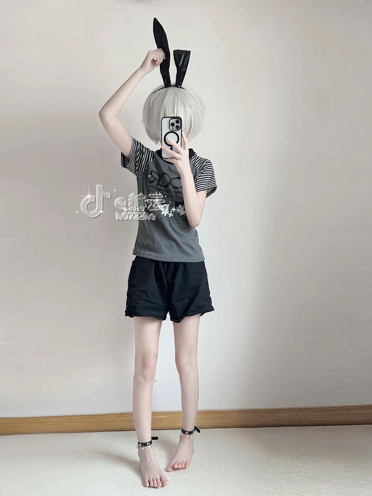 这衣服买的有点紧身ರ_ರ
