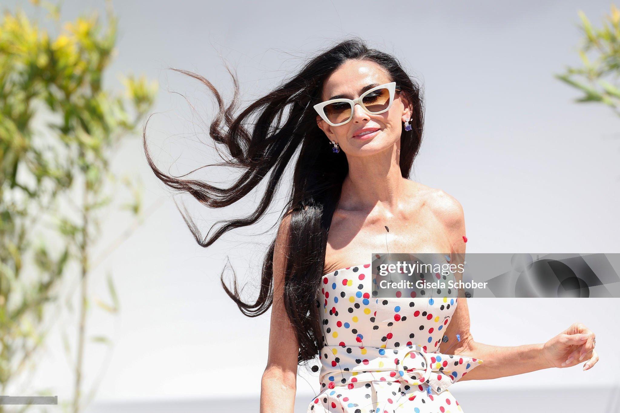 Demi Moore ｜ 戛纳电影节红毯 今年戛纳正式拉开序幕 ，我们的门面担当