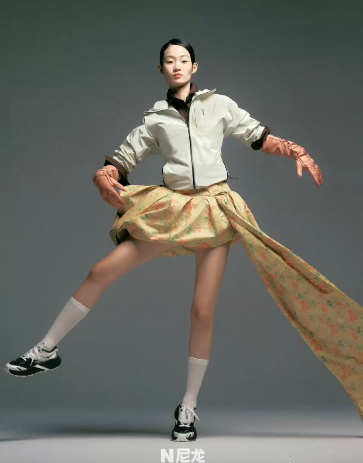 申贤智内娱首封穿了越野鞋 申贤智这组大片太有创意了！户外风混搭柔美裙装，SPEE