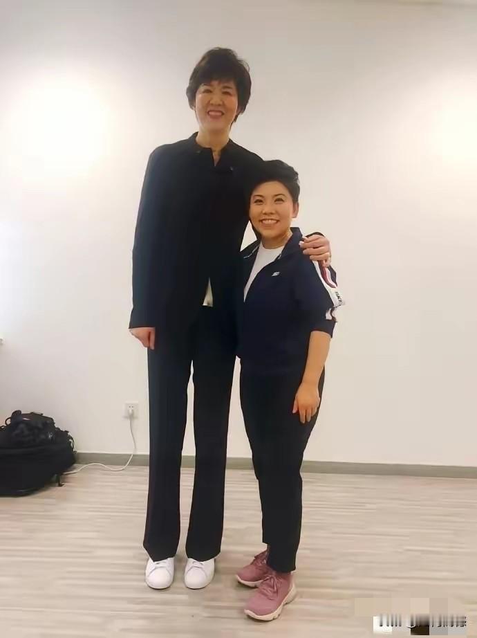 邓亚萍长得真是很精致，人也非常的漂亮，在我年轻的时候，曾经亲眼见证过她的辉煌，在