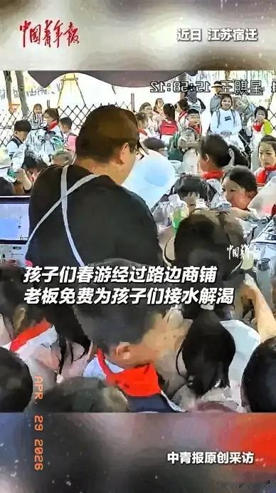 暖心！江苏宿迁，学生徒步，口干舌燥，原本领队只是试探问能不能接点水，没想到店老板