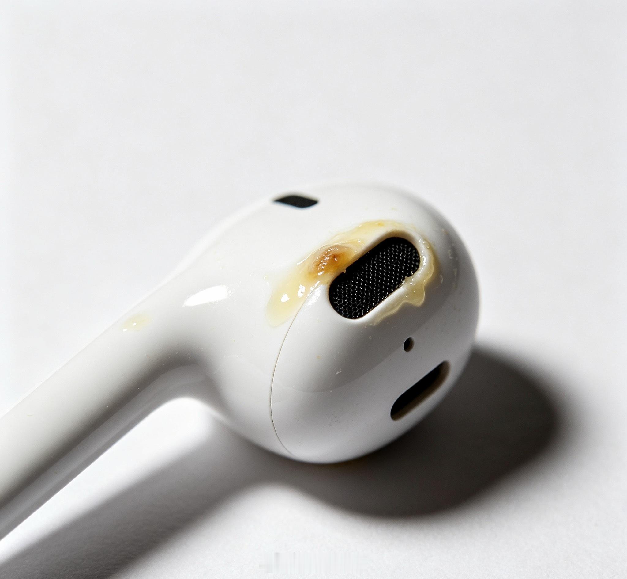 耳机是一个很私密的物件怕看到对方耳屎？（AI图片，假的）