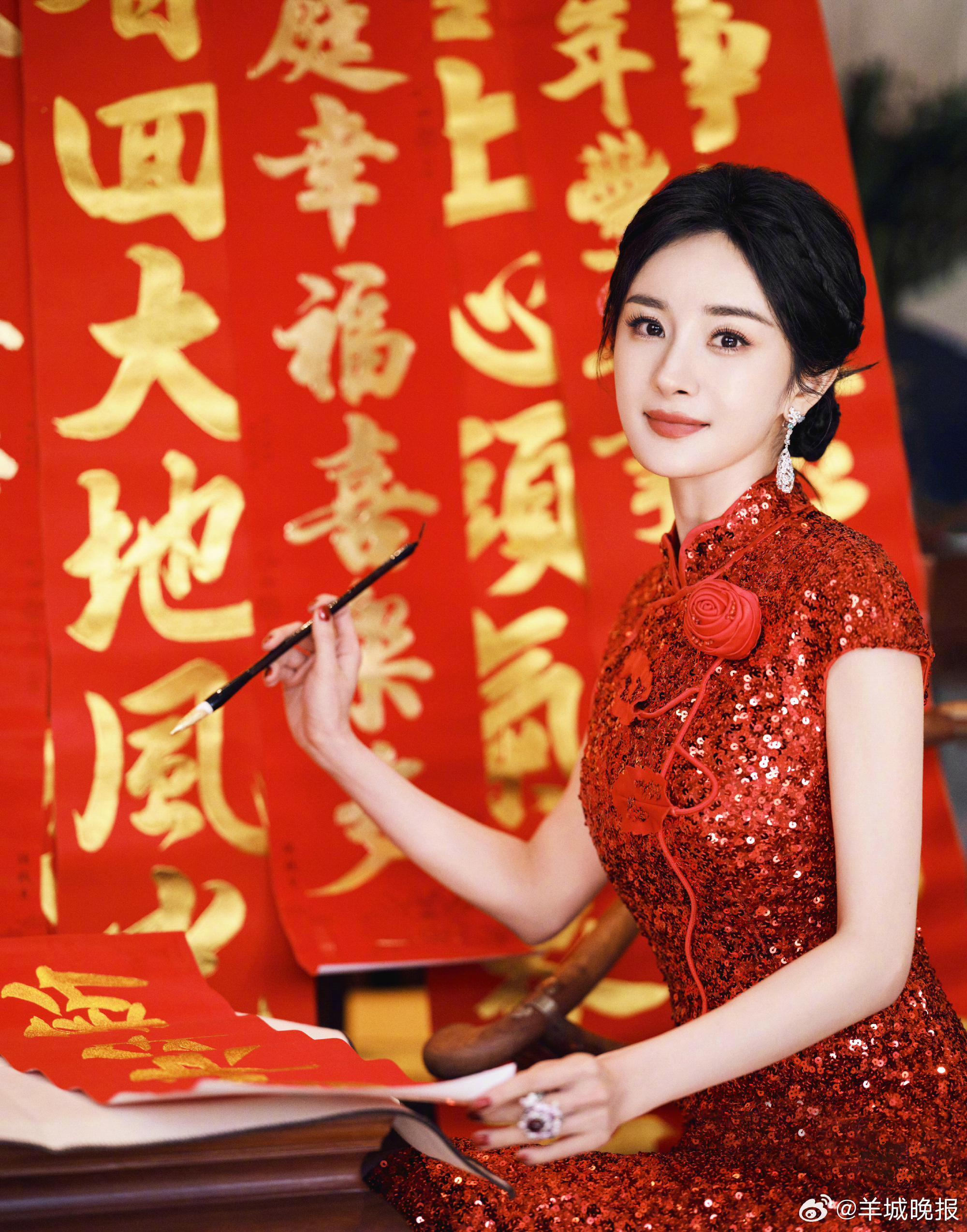 【谁的拜年照片格外喜气洋洋？】大红灯笼高高挂，马年就这样如期而至。谁的拜年照片让