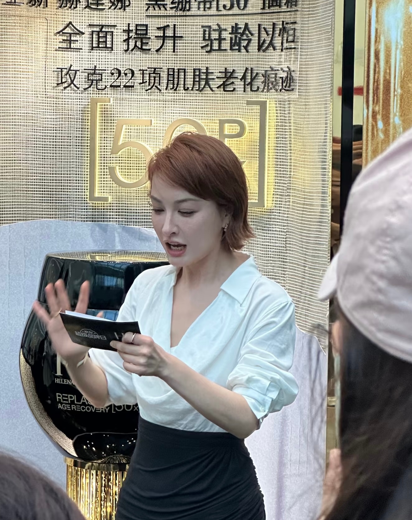 吴昕是真的改头换面了，这一身穿的真标志齐整，不注意看还认不出来！
