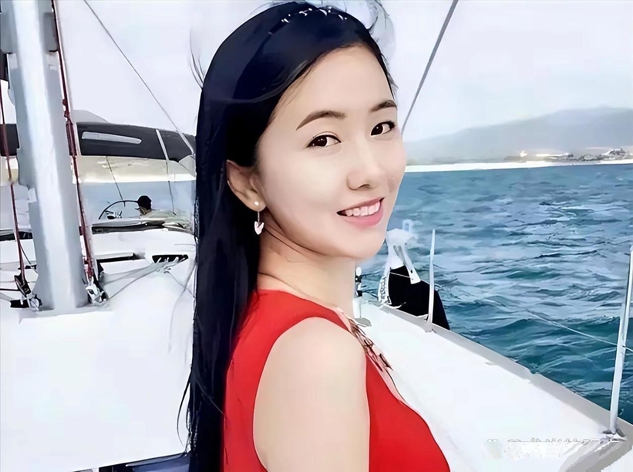 顶级捞女翟欣欣结婚41天，榨干前夫1300万，明明只是个一晚3000块的“三手破