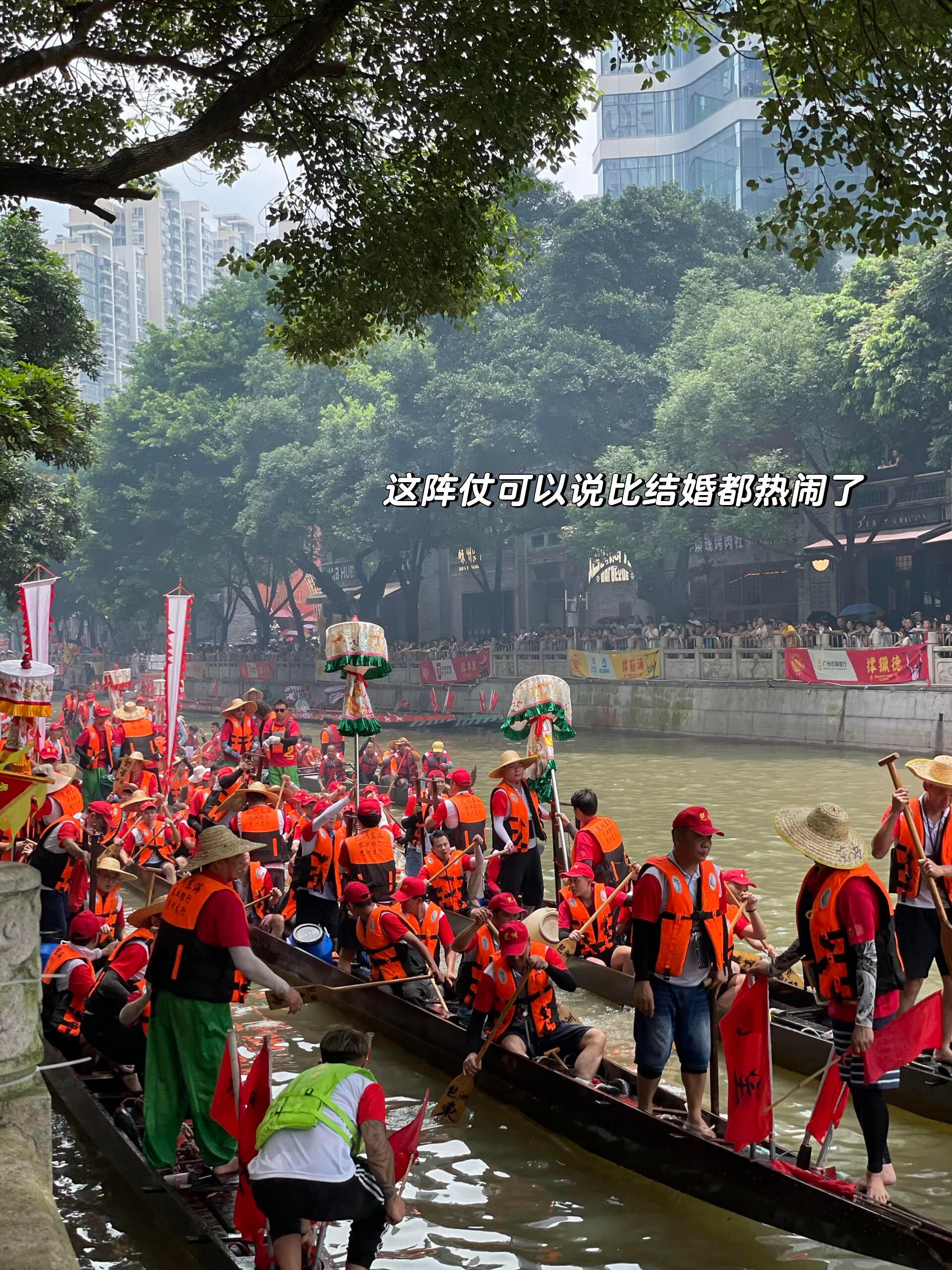 广州赛龙舟选手帅成啥样了广州赛龙舟好抽象广州端午龙舟赛事火热开启，江面千帆竞速。