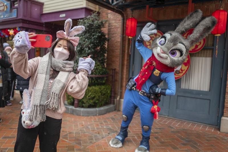 杭州“兔子警官”最近可太火啦！2024年她那温柔劝导的视频走红网络，因形象像动漫