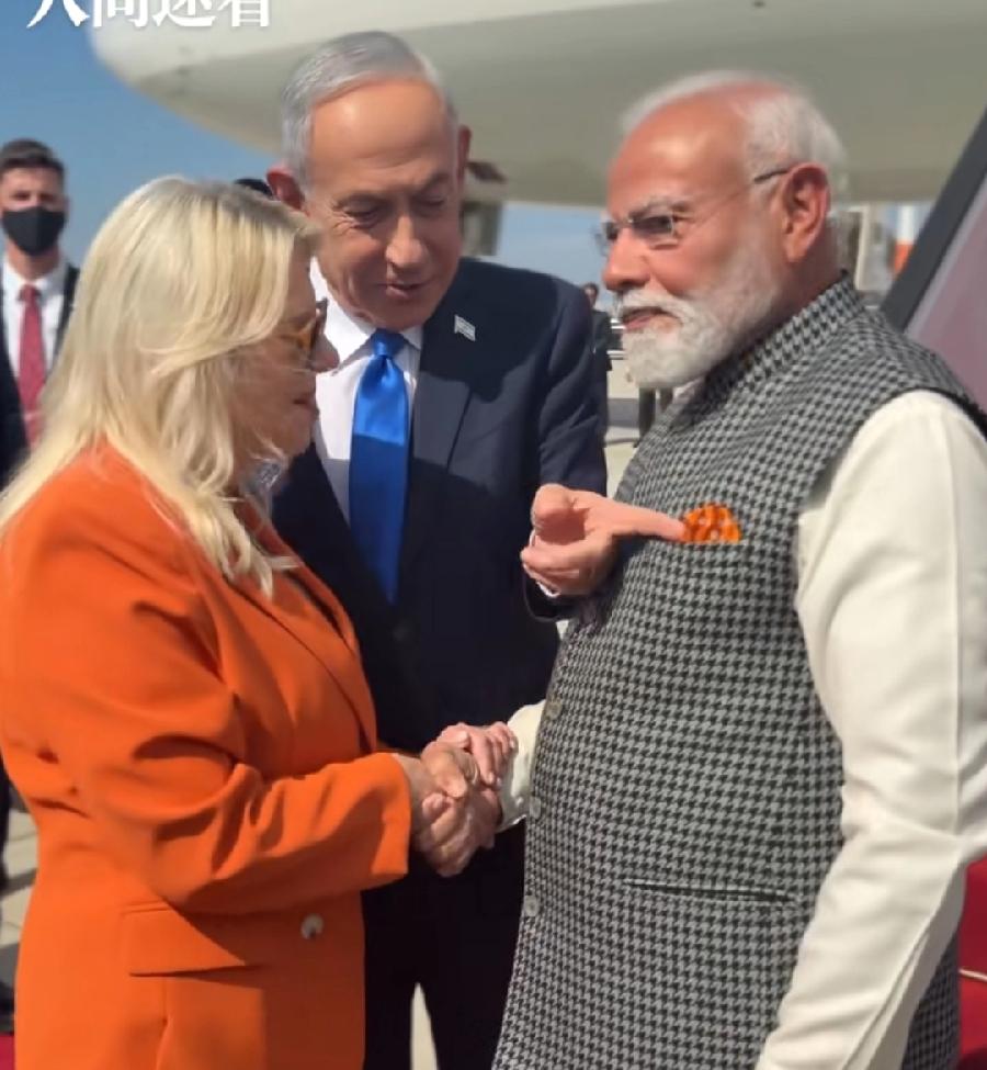 莫迪抵达以色列机场，3个细节:
1、以色列铺红毯都铺歪了，一点没对准飞机舷梯台阶