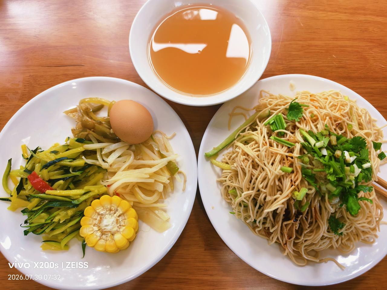 晒图笔记大赛营养早餐：凉面、南瓜丝、土豆丝、鸡蛋、绿豆汤。