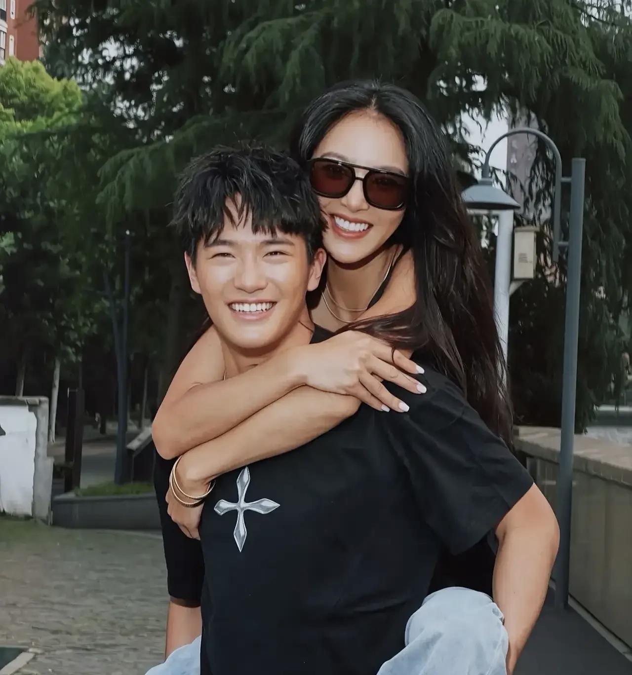 吴速玲让儿子背自己，自己搂着儿子的波自拍照不是多合适，太亲密了，估计以后Joe的