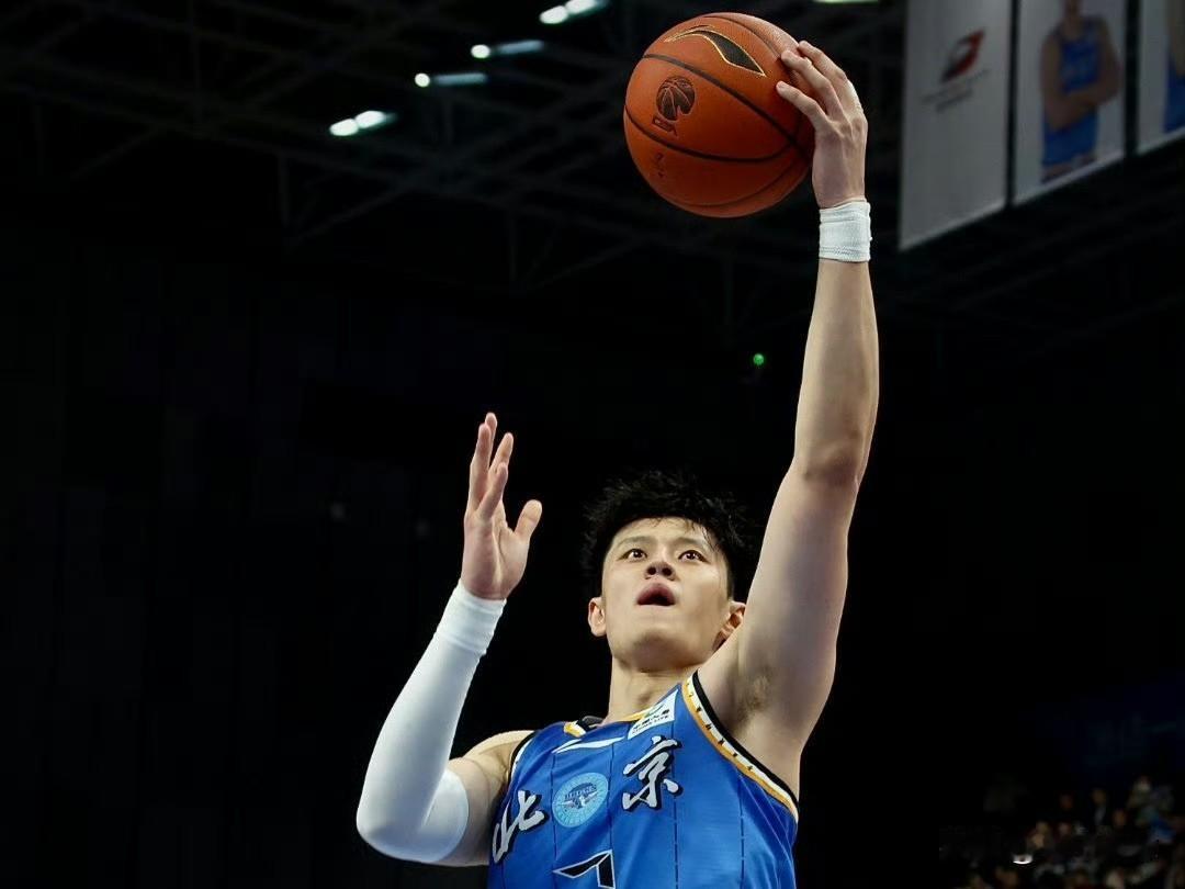 复出一场曾凡博又得歇了…曾凡博在北京德比赛后腰部水肿加剧，今天前往医院检查，医生