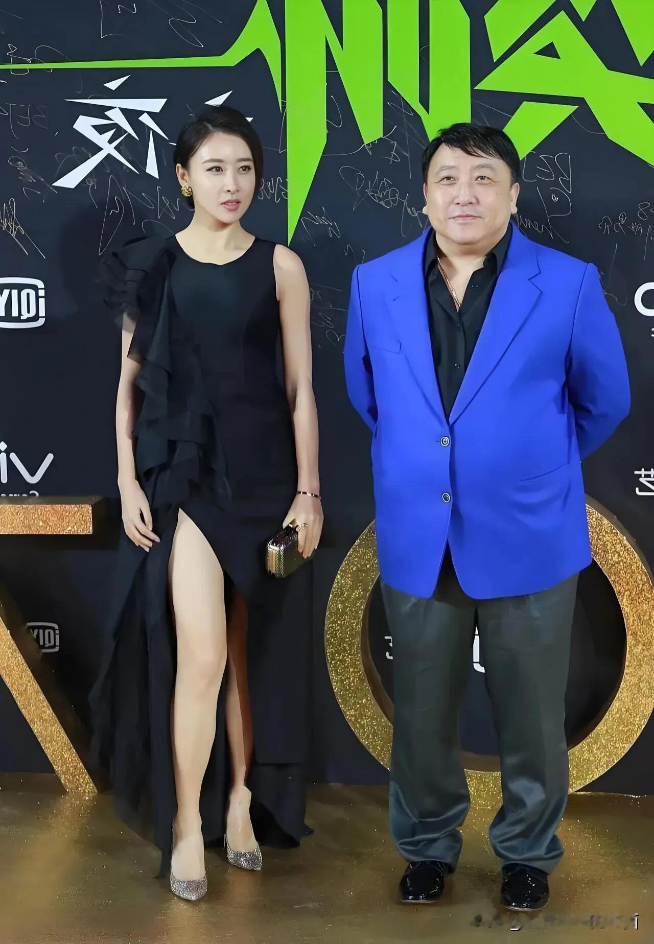 42岁的毛俊杰长相一般，但是气质迷人，一袭黑色礼服裙站着都发着光。虽然她演的很多