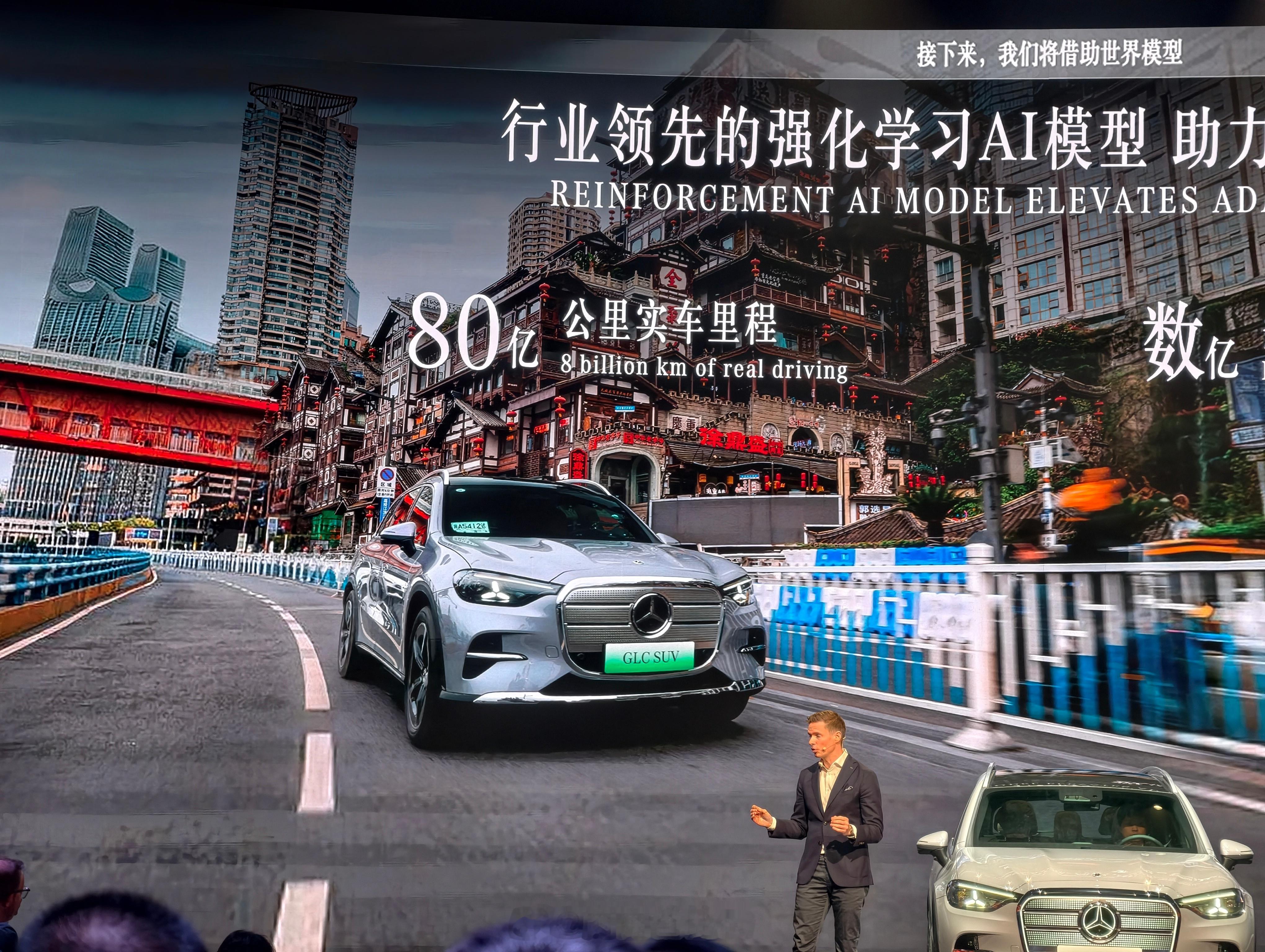 前几天看到全新纯电GLC 实车，发光盾形格栅很酷，是标志也结合灯语，有个128L