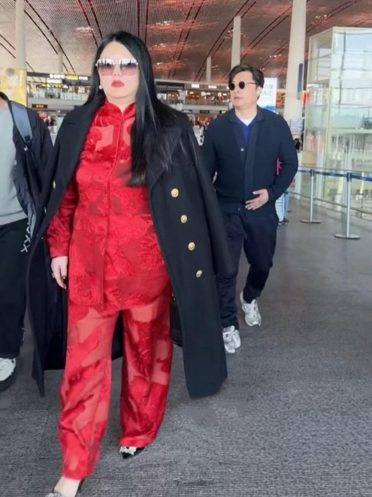 李湘全平台账号被禁止关注平台客服回应李湘被禁止关注封就封了，天天不是炫富就是炫富