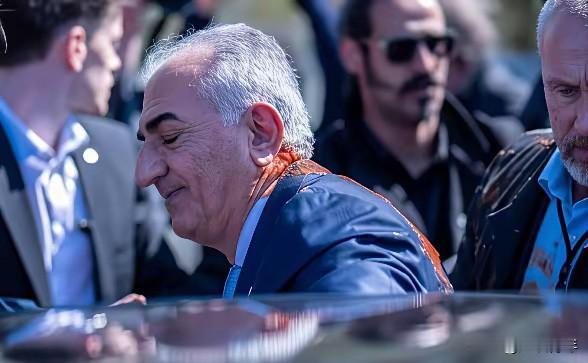 惨!伊朗流亡王储遇袭

今天晚上，流亡海外的伊朗王储巴列维正在德国慕尼黑访问时，