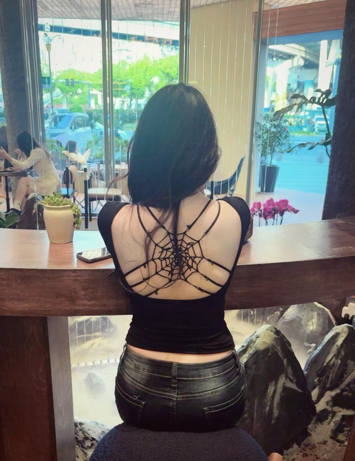 如果世界都指责你 那姐姐蹲下来抱抱你