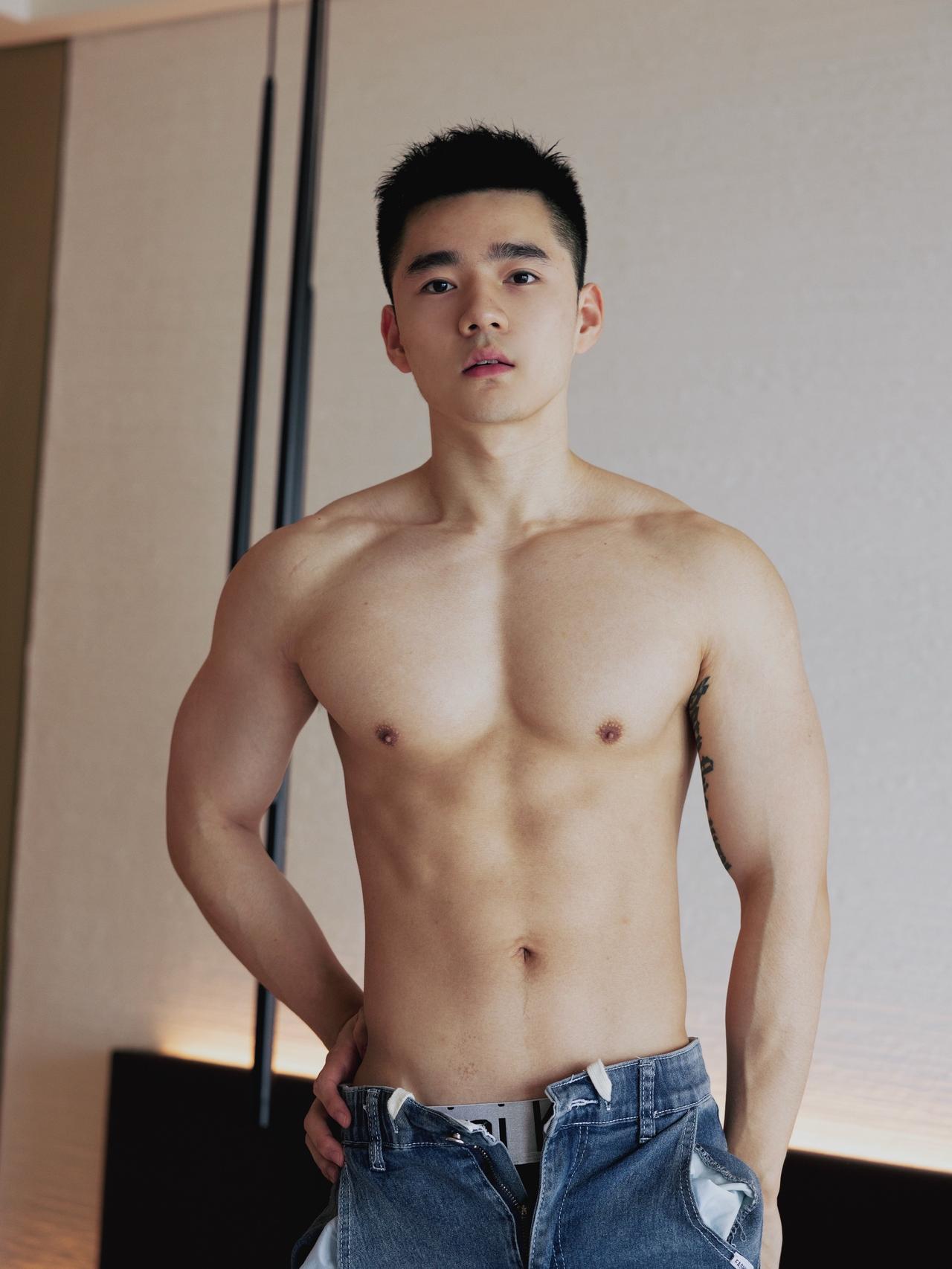 微笑还是酷深圳男生拍照 摄影