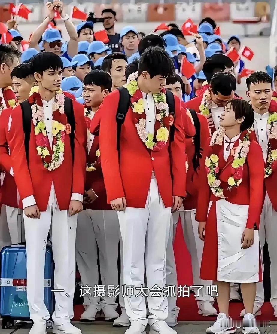 全红婵你快快长高吧，好可爱的全红婵就像邻家小妹妹，调皮，幽默，搞笑，这么仰着头与