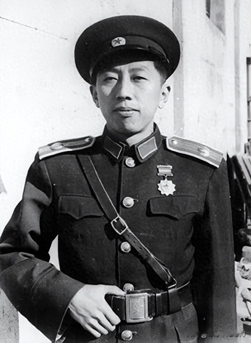 仔细瞧瞧，这位穿军装的年轻人是否认识。是吧，即便你仔细瞧也不一定认识他是谁。
