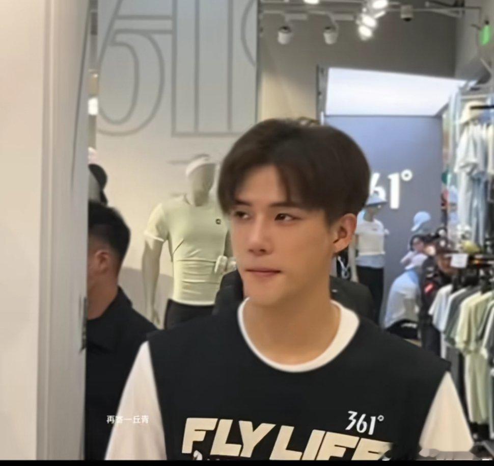#王安宇[超话]# oi老王哥今天不破碎了，今天是活力满满的小学弟样子[舔屏][