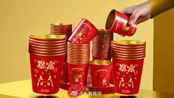 #高颜值网红纸杯印上提示就算合规吗#【晚报来论 | 喝水要用吸管的纸杯，印上提示