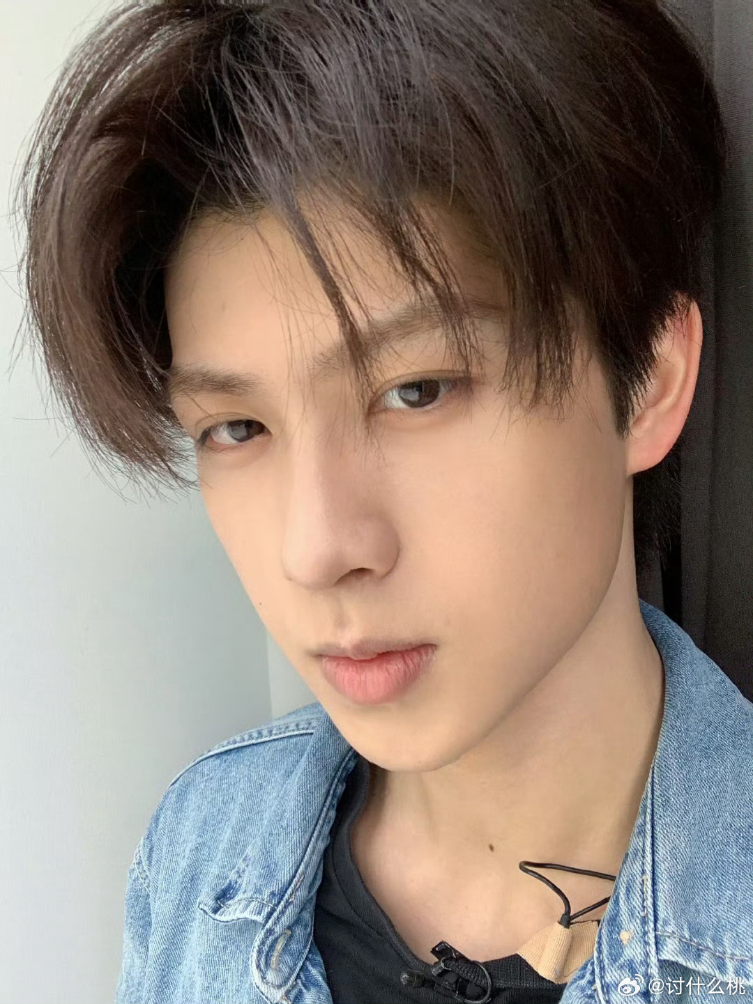 郭敬明签的新人？？陆奕呈，感觉这海报和他平时自拍不太像啊，有点脸盲了 