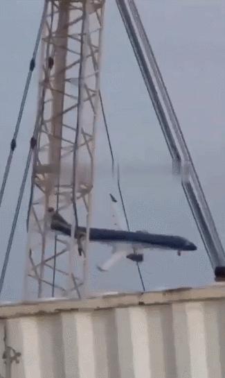 此时此刻，阿塞拜疆航空客机坠毁事故正牵动着不少人的心。从传出的现场画面能看到，客