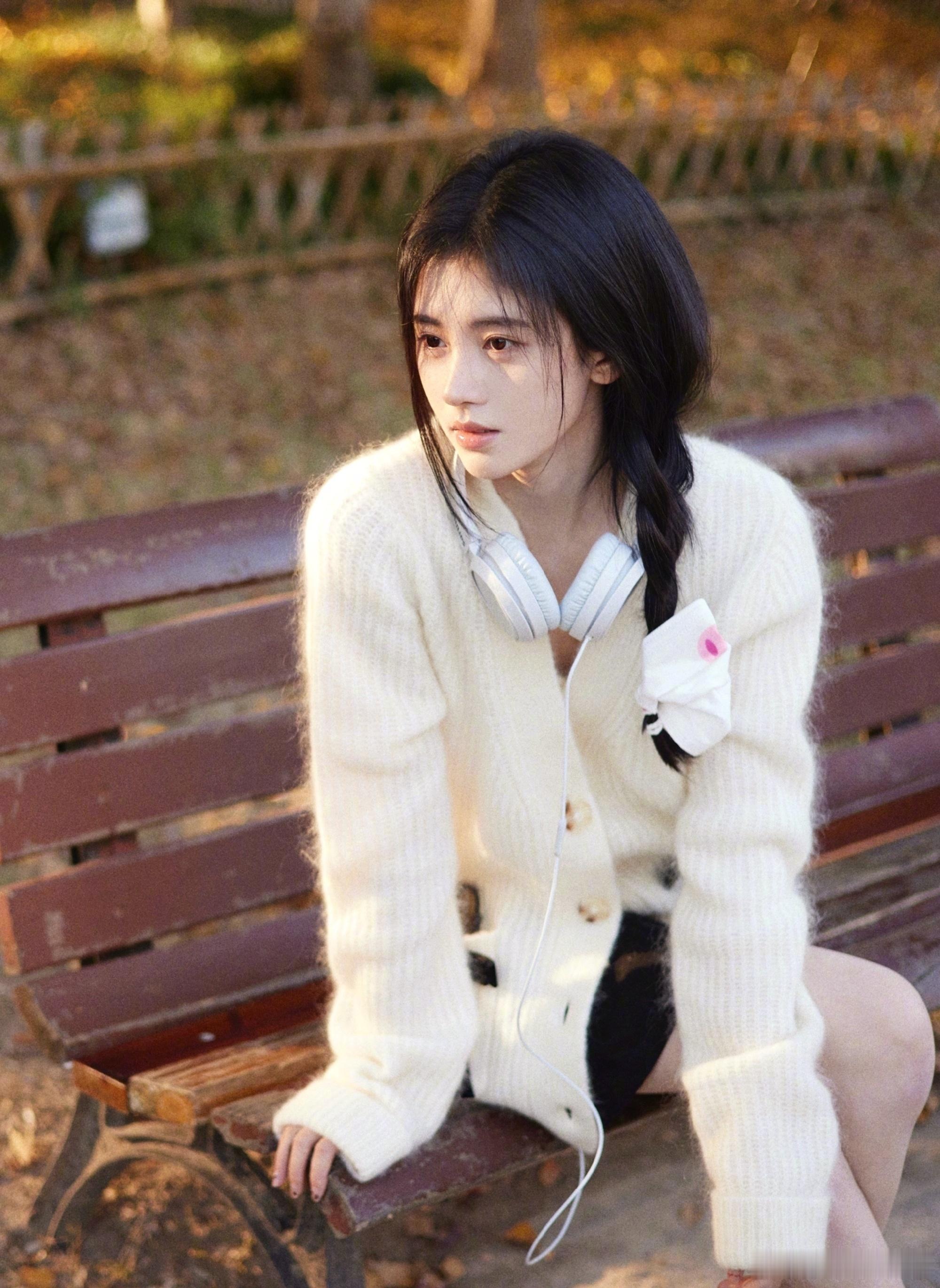 jjy鞠婧祎苏绿夏jjy鞠婧祎万花世界"倾听落雪沉入梦中,你的身影是我笔下绘不出