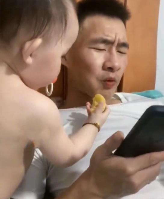 谁说只有女儿是宝宝的小棉袄？儿子也是可以的。
 
宝爸正躺在床上看手机，这时候穿