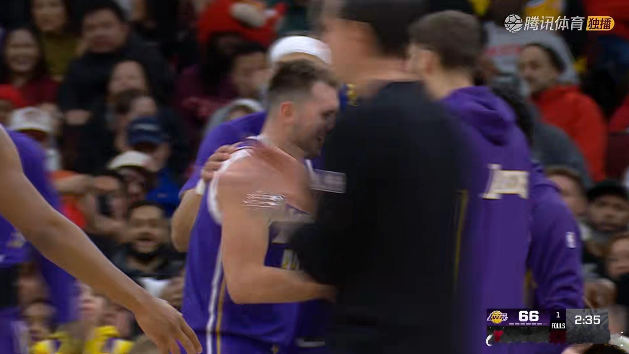 湖人领先17分！东契奇带动球队拉开分差湖人vs公牛