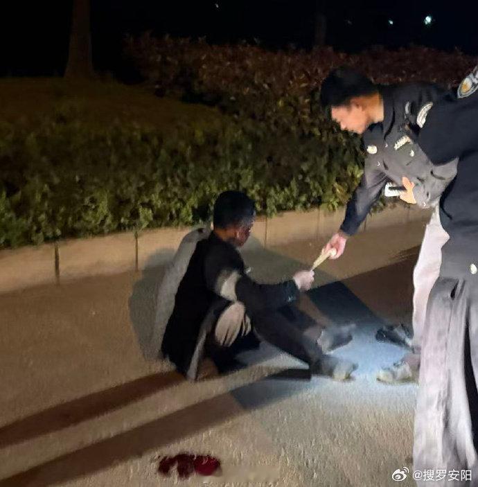 汤阴县巡警深夜救助摔伤男子【守护不缺席 巡警深夜救助摔伤男子】安阳身边事 5月3