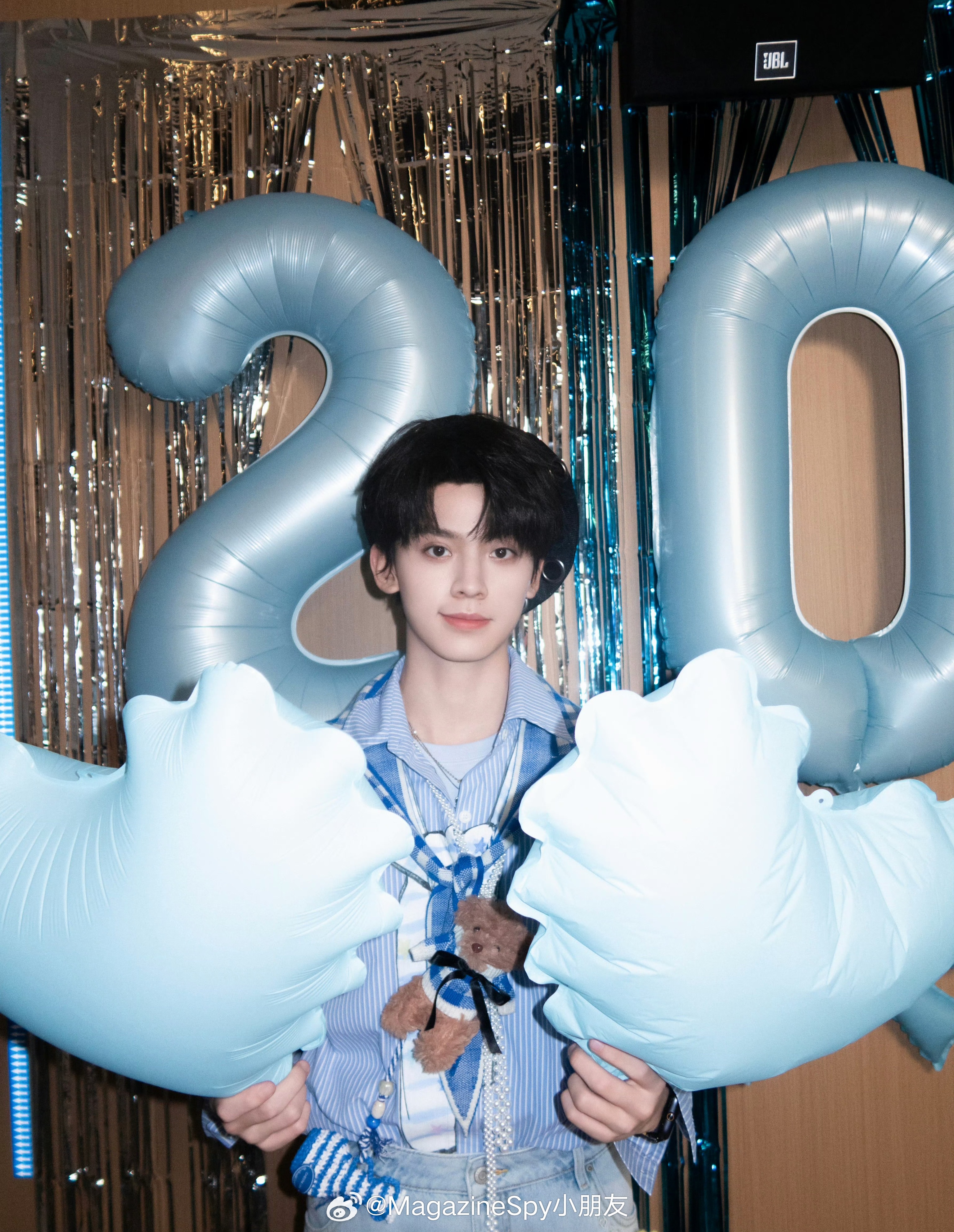 左航直播 左航20岁生日会直播造型图集🎂 蓝白条纹衬衫搭配浅蓝牛仔裤，清新元气