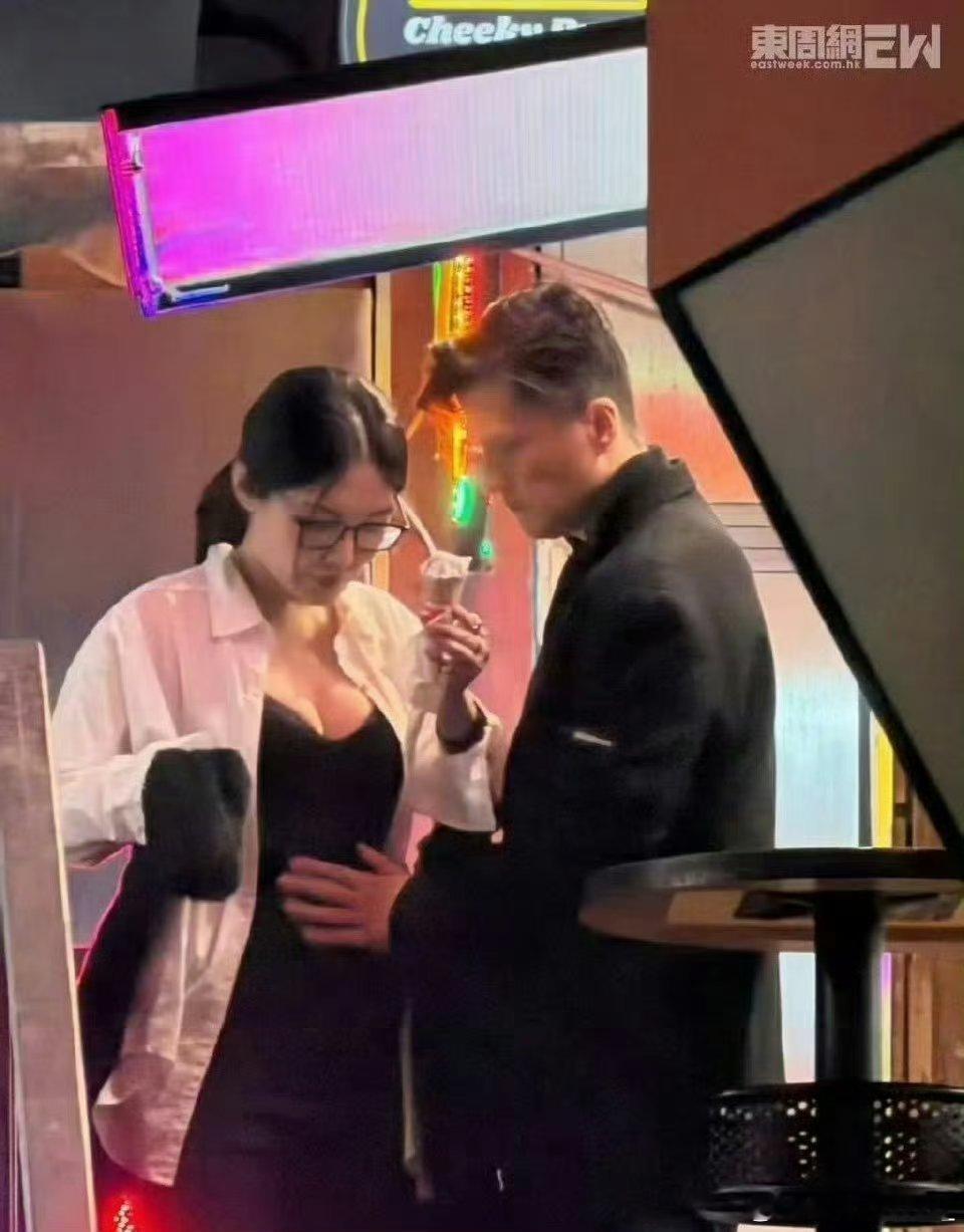 徐冬冬尹子维早生贵子具象化俩人穿喜庆红同框，尹子维温柔抱俩娃，幸福感溢出屏幕，脑