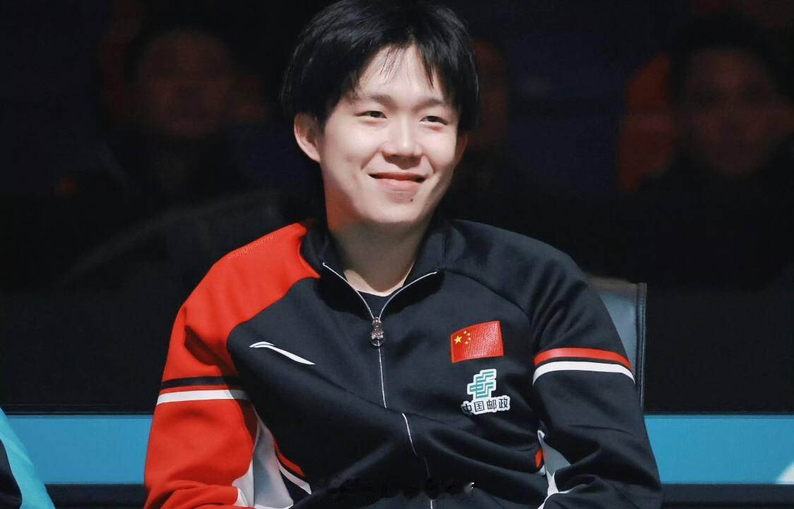 提到王楚钦的造型，“清爽”二字总是最先浮现。这位赛场上以凌厉球风著称的乒乓球运动