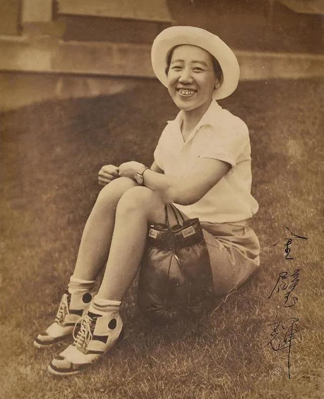 1945年，川岛芳子落入军统手里，可军统手段用尽，她就是没反应。这时，戴笠拿着尺