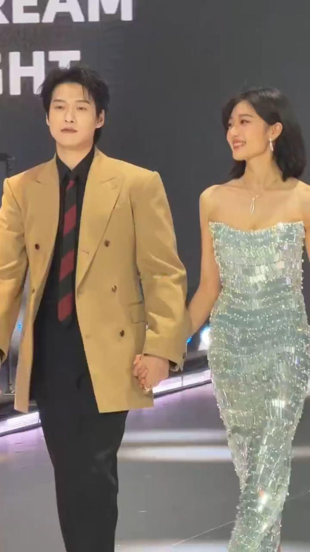 魏大勋走过头了 红毯上的小意外反而成了亮点，魏大勋的反应又快又自然，既保持了风度