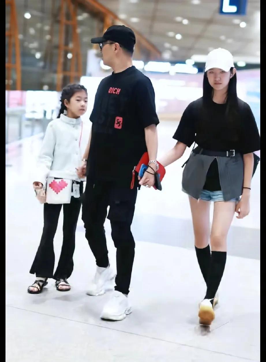 男人不一定要帅
汪峰带着四个孩子旅游归来，四个孩子来自三个妈，并且都能和谐相处，
