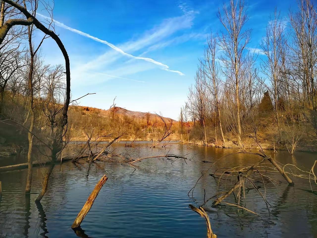 五一出去玩，就好像是从自己活腻的地方，想到别人活腻的地方去
我就有这样的亲身体会