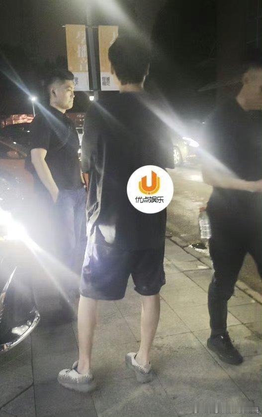 易烊千玺所乘车辆与人发生碰撞易烊千玺车辆与人发生碰撞 ​好的好的 ​​​